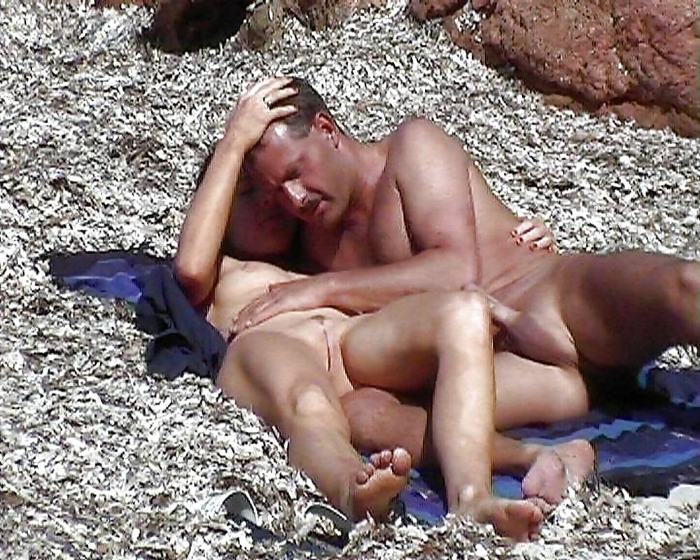 Реальное порно подглядывание на пляжу молодой пары