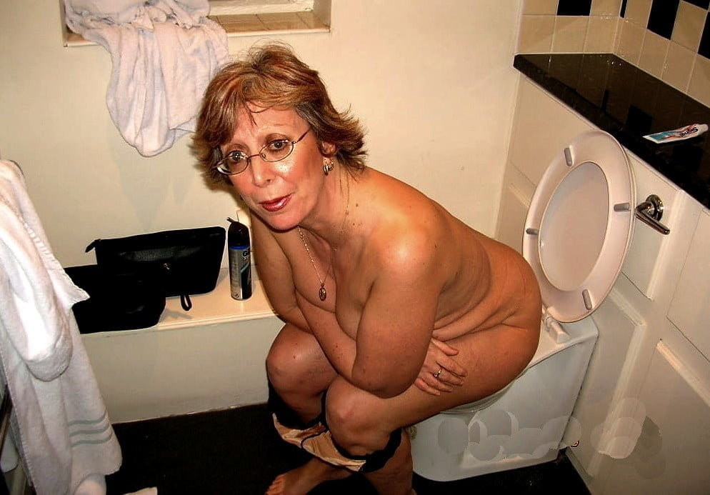Голые зрелые женщины в туалете фото