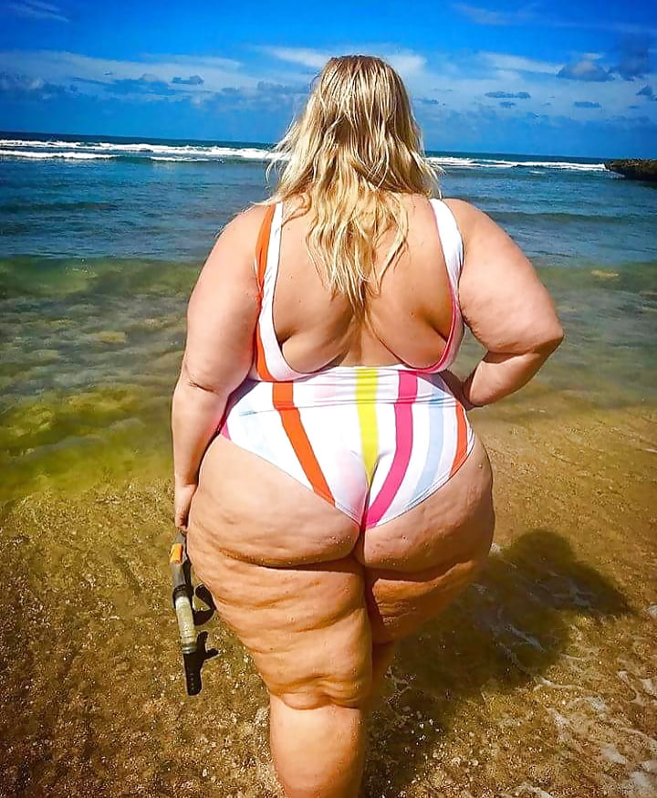 Сексуальные голые толстые женщины выставляют напоказ свои огромные жопы
