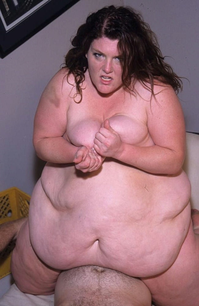 Толстая женщина с обнажённым телом