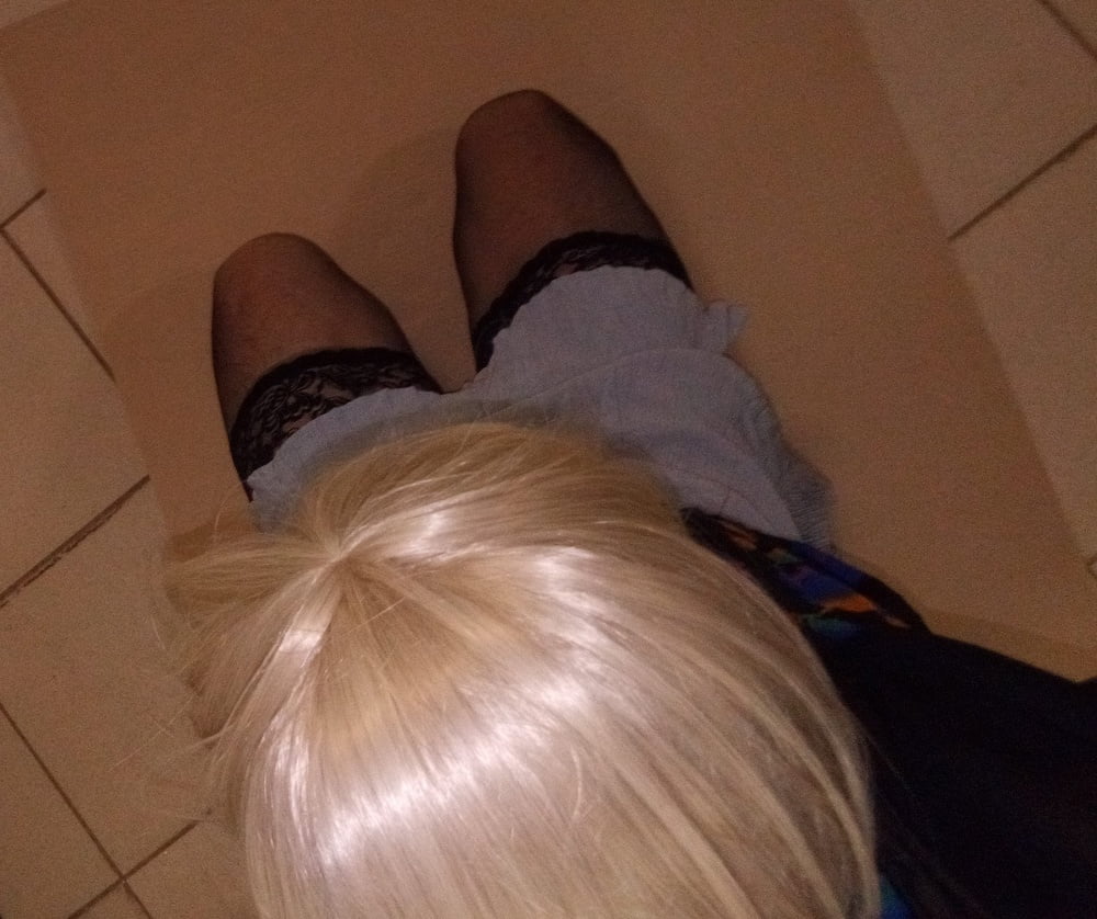 Смотреть онлайн Русская блондинка с двумя бантами сосет пенис бесплатно