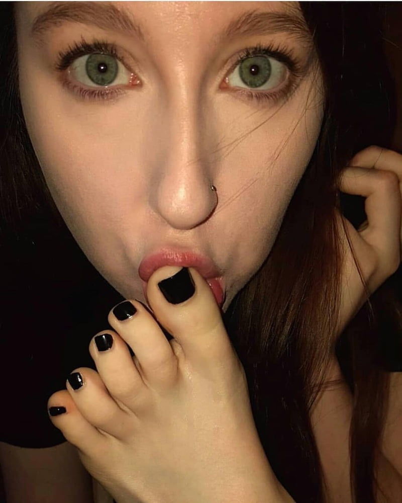 Milf self toe suck