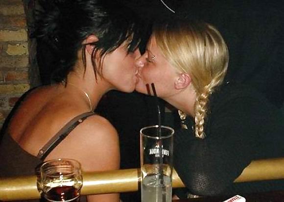 Вечер с русскими лесбияночками превратился в масштабную оргию с участием более чем сорока людей