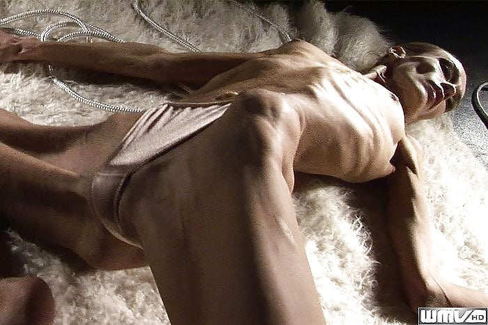 Худенькая стерва показывает пластичность своего тела порно фото