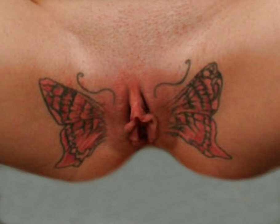 Вокруг ануса татуировка бабочка