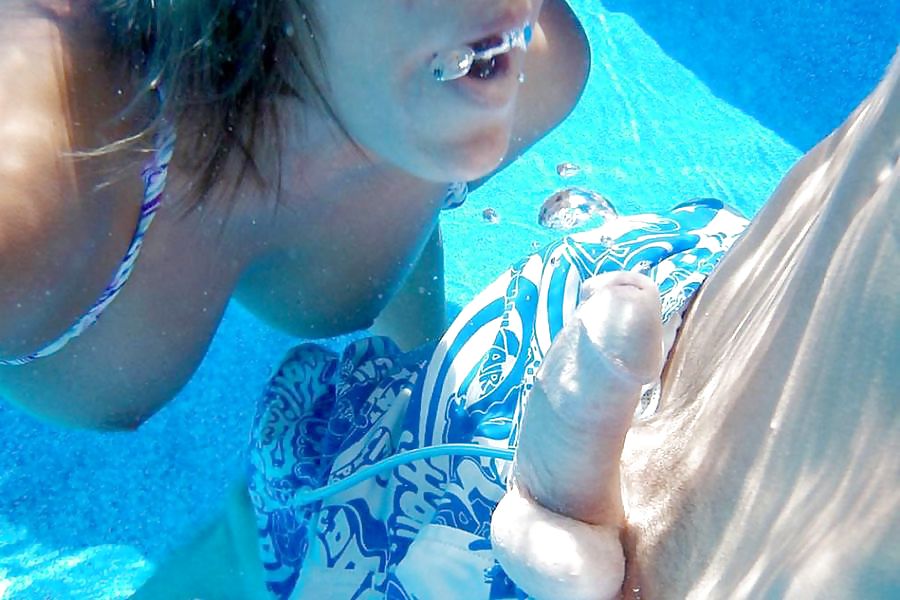 Девушка с обалденными сиськами в пляжной кабинке