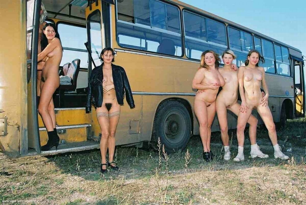 Белокурая немка разделась в пустом автобусе 