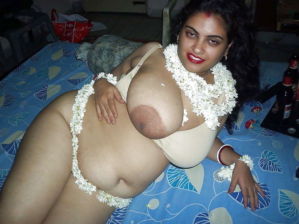 Indian Mature Milf Showing Her Huge Tits And Shaved Pussy Pics