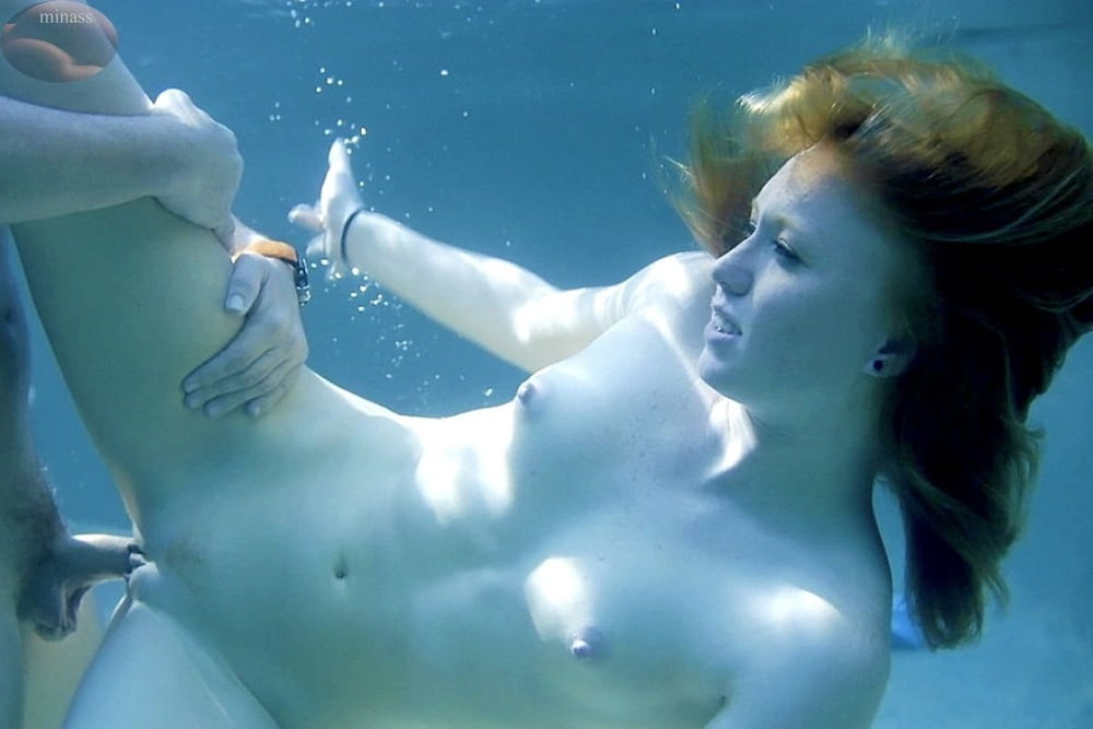 Девушка устроила стриптиз под водой - порно фото