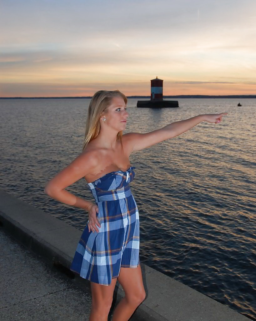 Free Maryland college student Like To Pose Indoor Outdoor photos