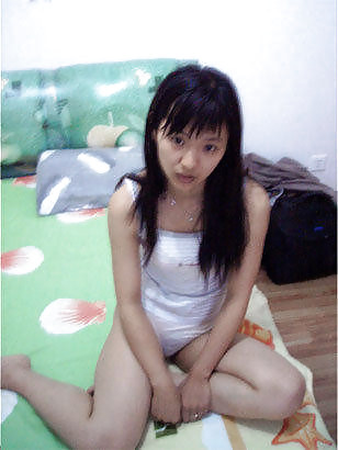 Free Chinese girl self-shot photos
