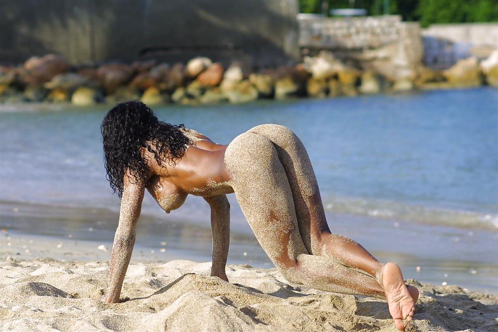 Free BUSTY EBONY ON THE BEACH photos