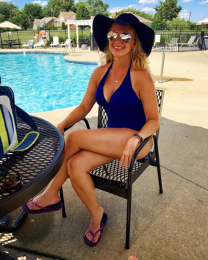 Hot amateur cheating wife Stephanie in bikini - 21 Photos 