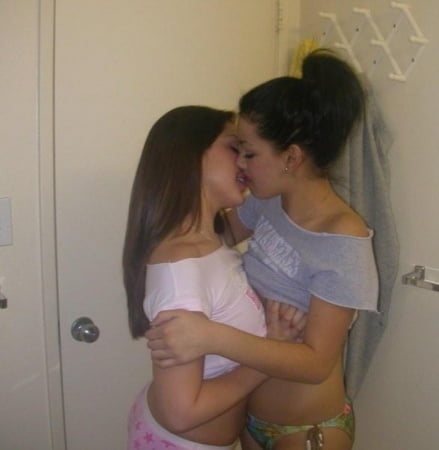 Lesbische mädchen küssen.