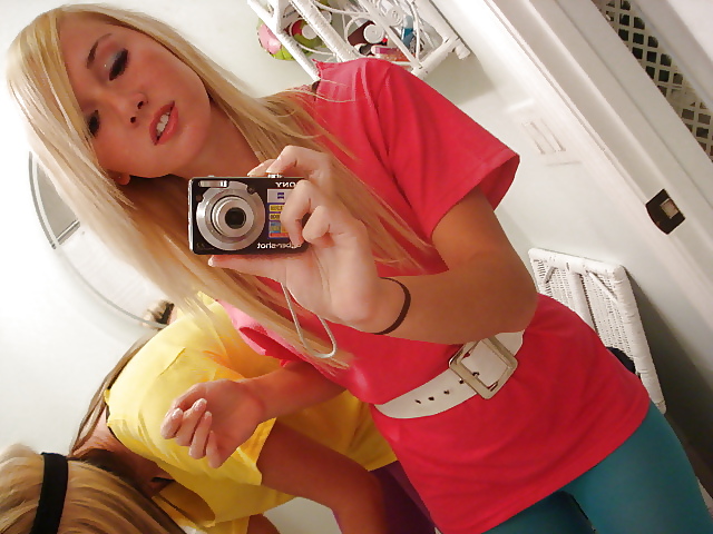 Free Sexy Blond SelfShooter photos