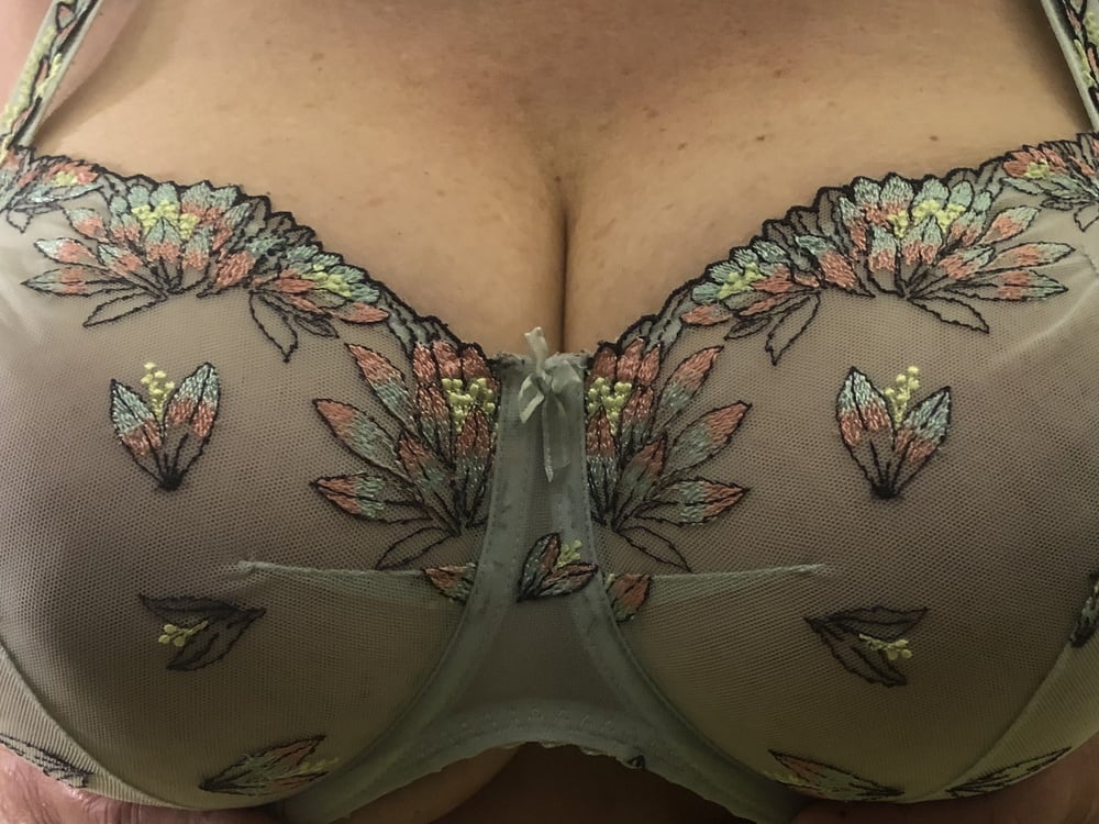 My wifes heavy big titts in bra - 9 Photos 