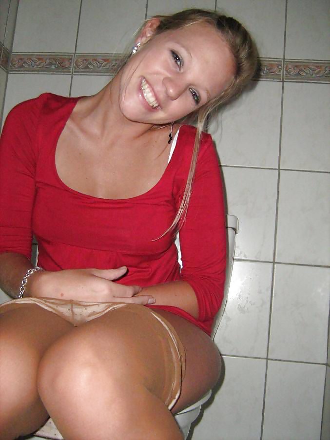 Free Hot Toilet Babes 3 photos