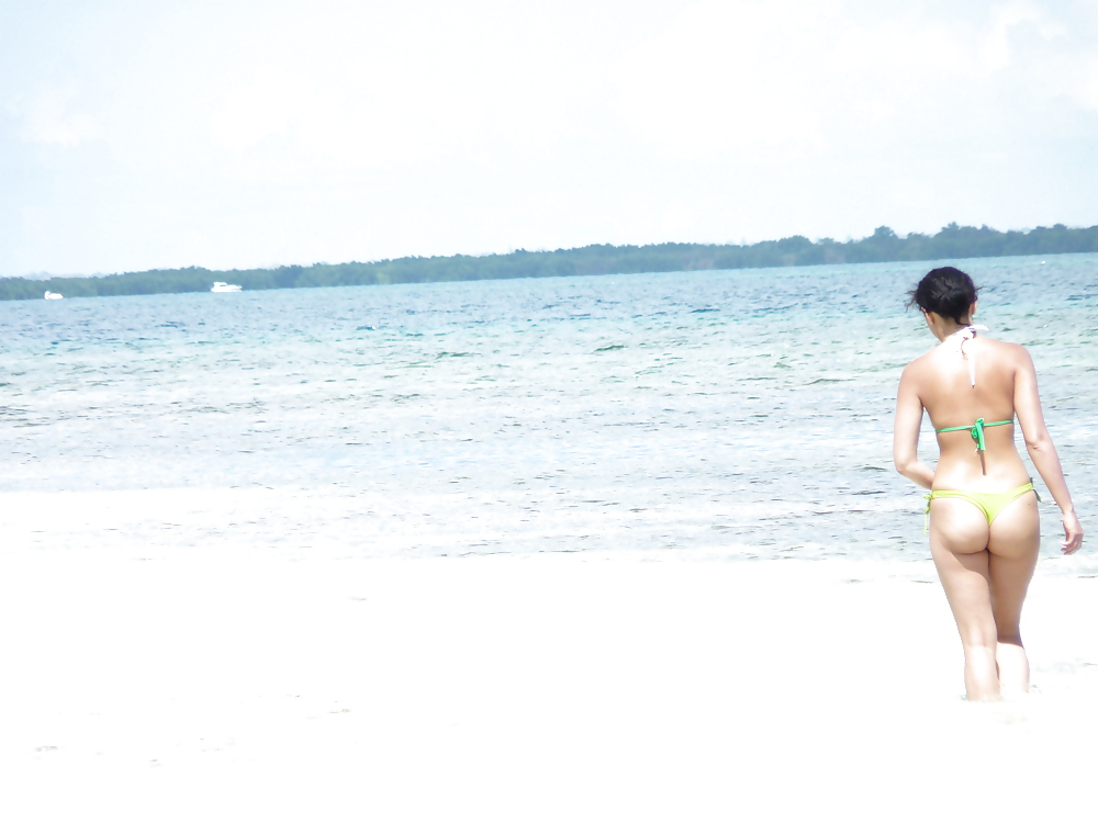 Free GIRLS ON THE GUADELOUPE BEACH photos