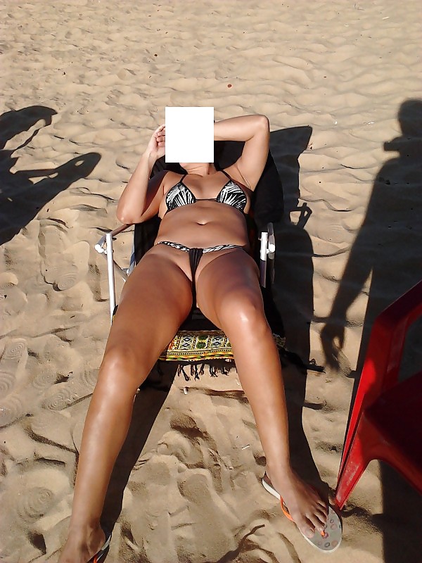 Free Esposa se exibindo na praia photos