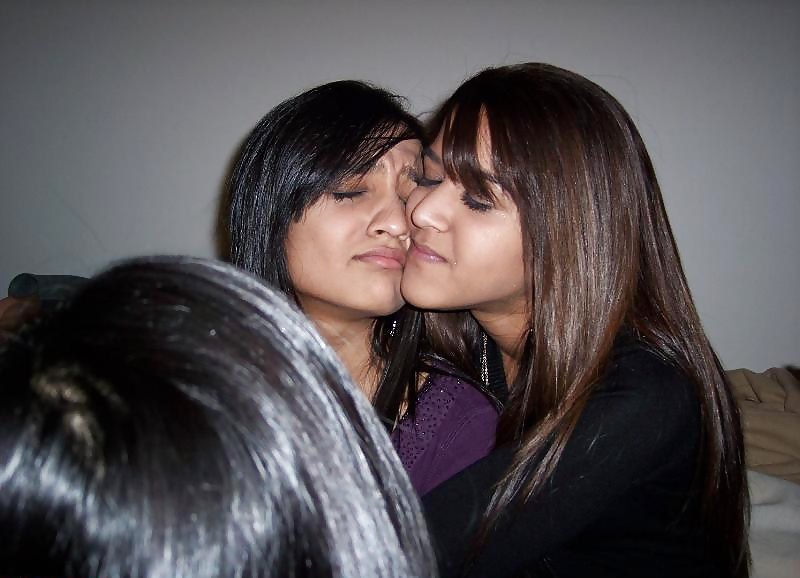 Free Indian and Pakistani lesbian slags photos