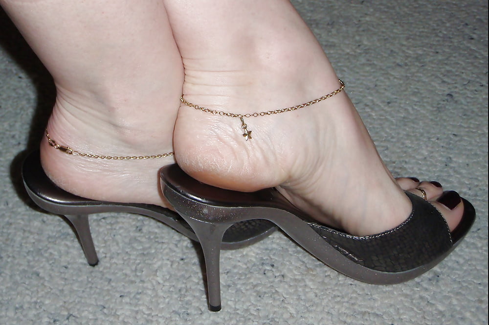 Foot Fetish Pics Gallery Shoe Dangling Bare Feet Sole Arching Pics