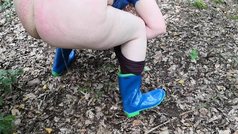 Peeing in rubber boots - 14 Photos 
