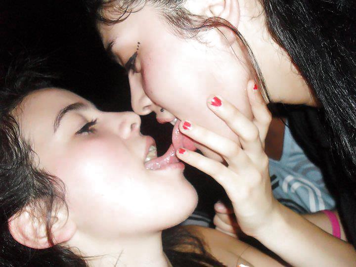 Amateur lesbian kissing