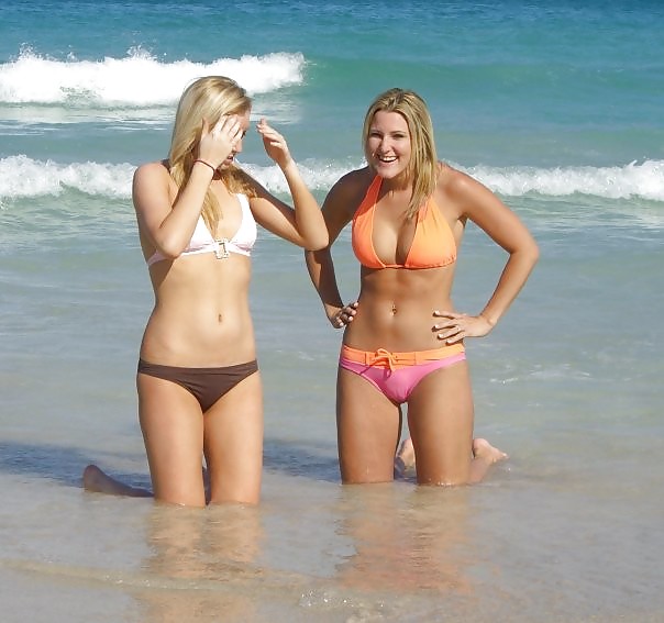 Free Bikinigirls 33 (2 women special) photos