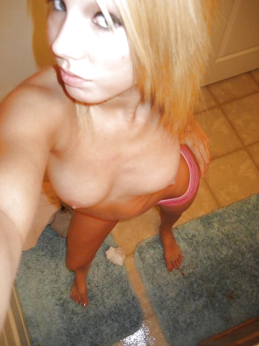 Free Sexy Blond SelfShooter photos