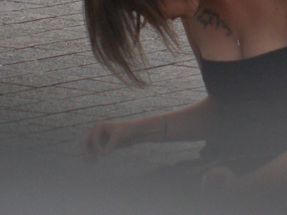 Free fille flasher dans la rue photos