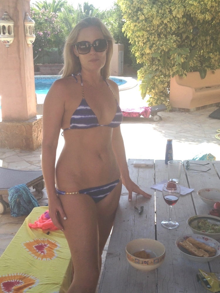 Blonde MILF Pose and HC - 18 Photos 