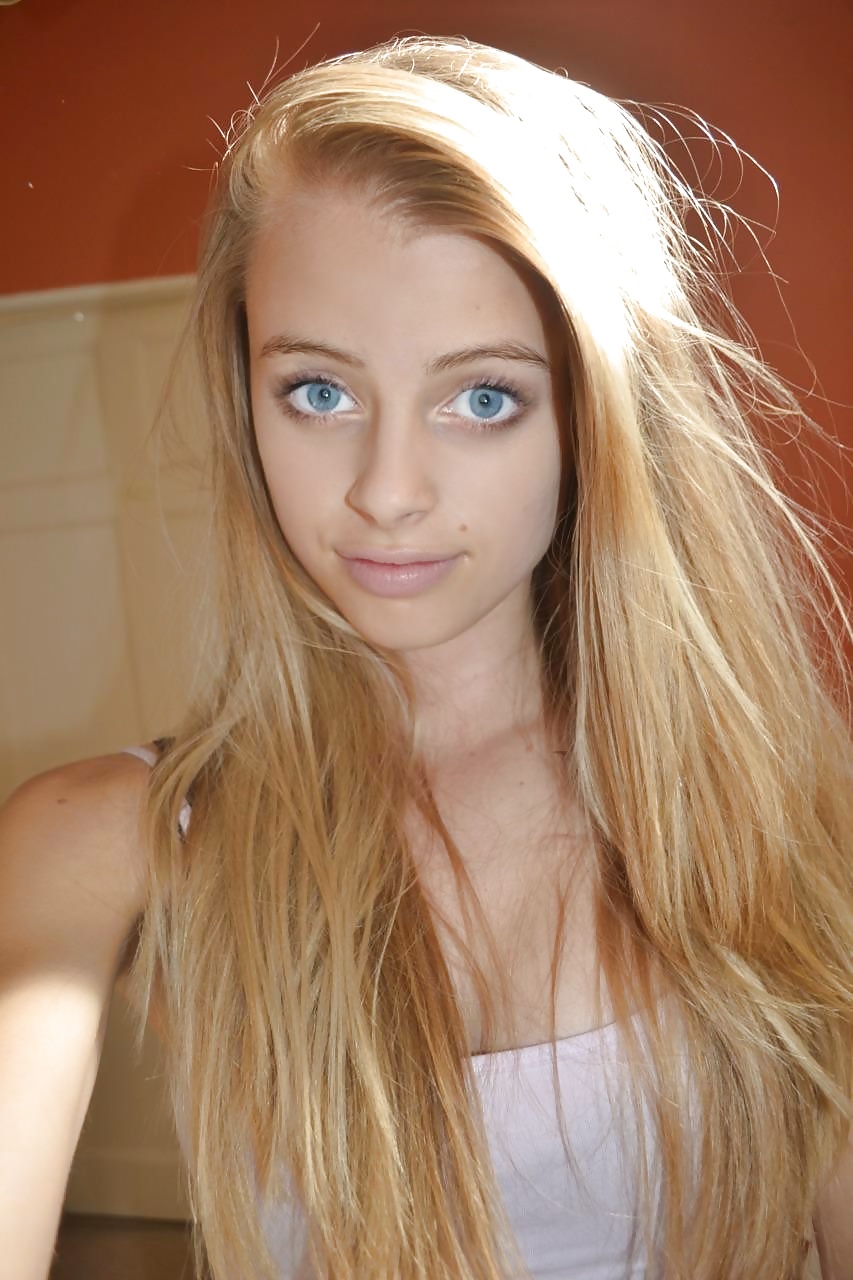 Free Woman with Dick Sucking Lips photos