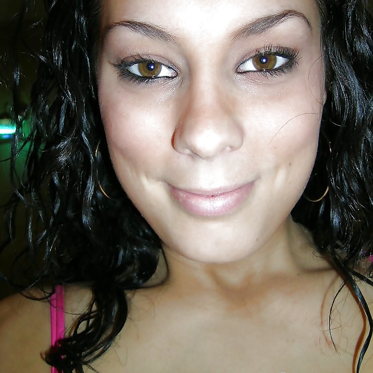 Free Busty Amateur Teen Posing photos
