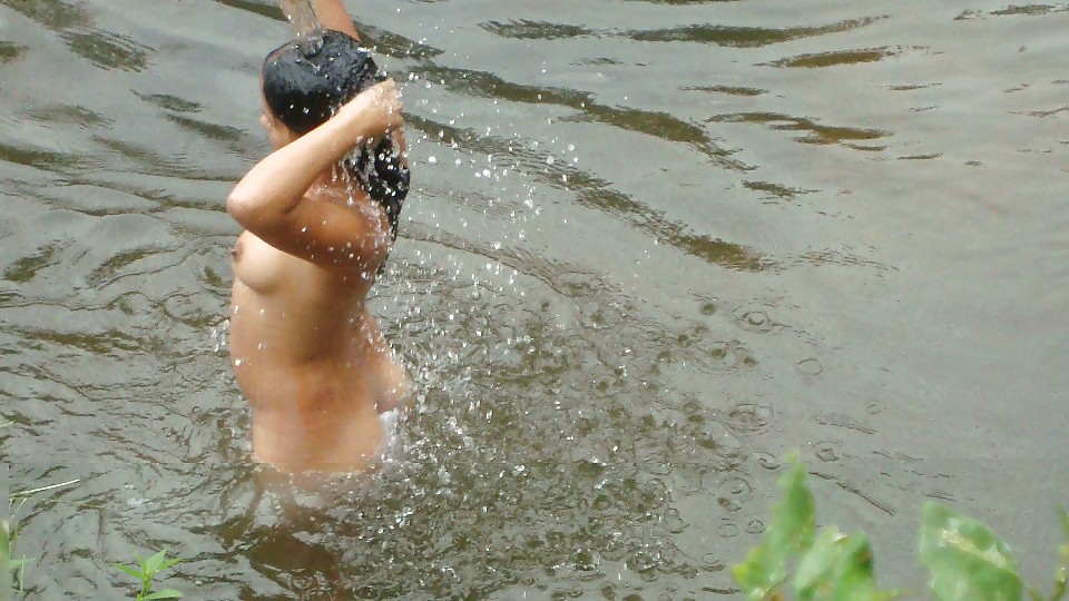Free Asian girls bathing in River photos