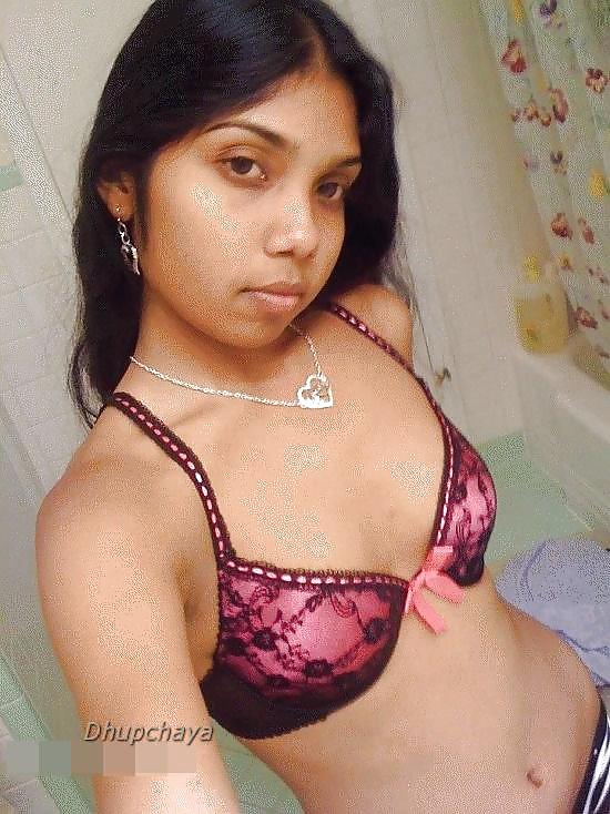 Free Desi Beautiful Bhabi Rasmi self  nu-de photos