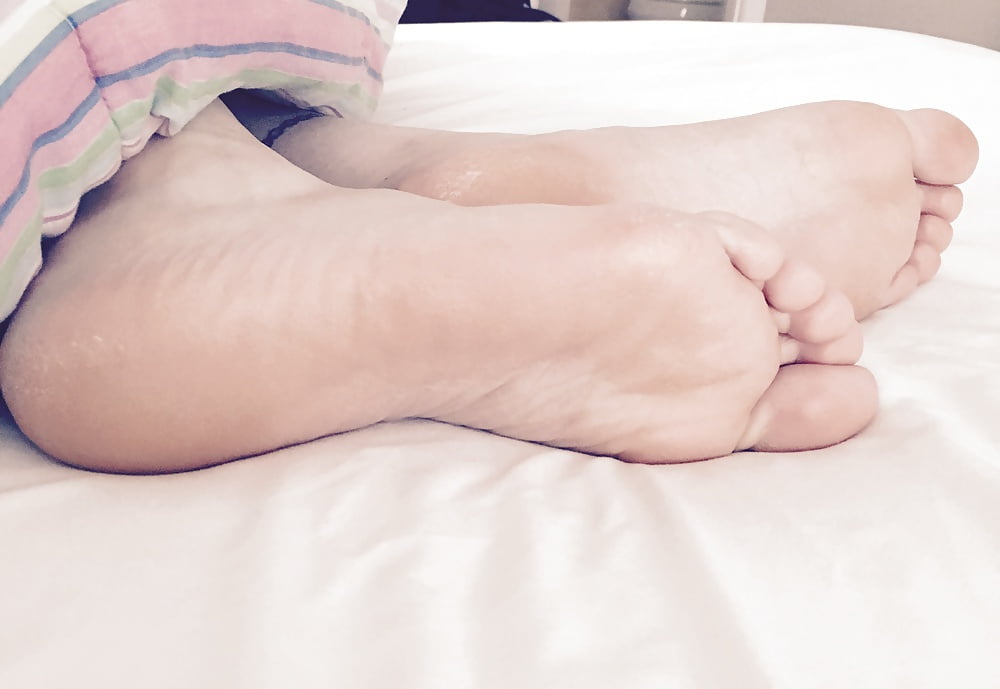 Free My wife's sexy feet photos