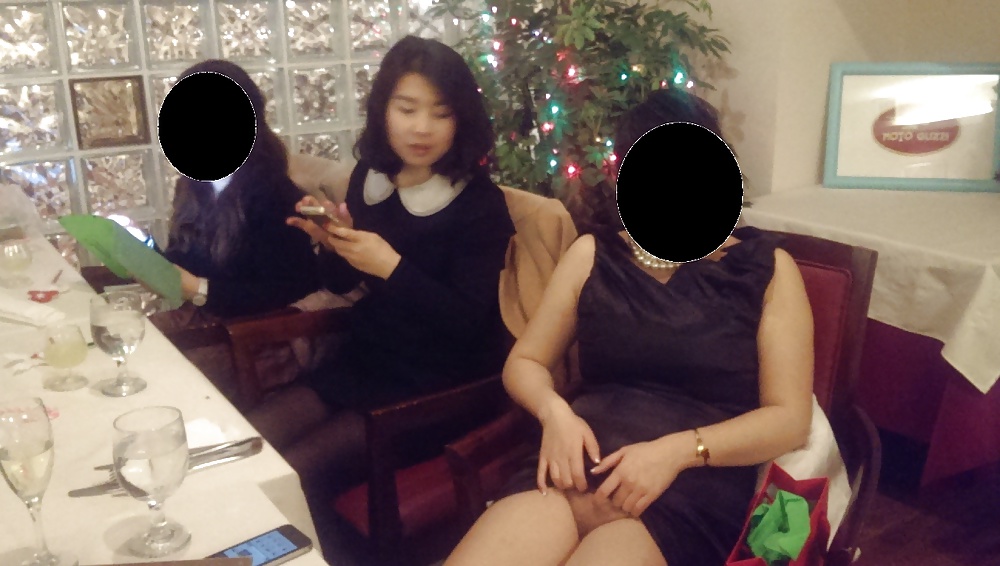 Free Chinese Wife Flash in public photos