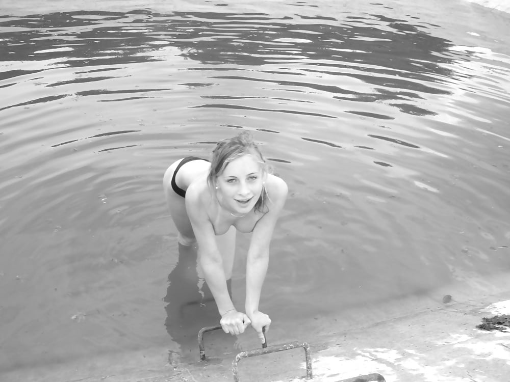 Free sexy hot girlfriend in a pond photos