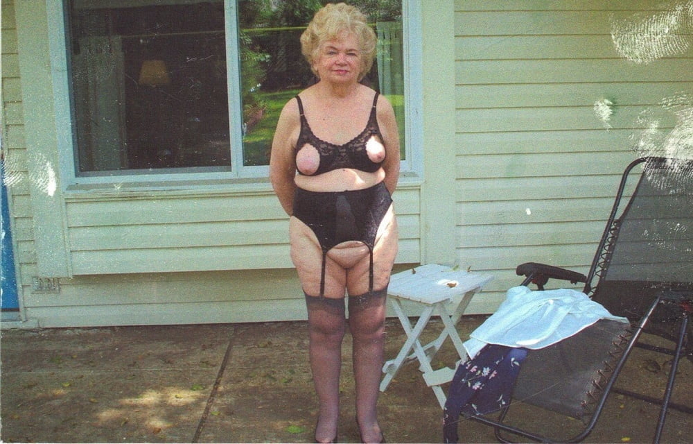 Very old granny is still a good whore - 18 Photos 