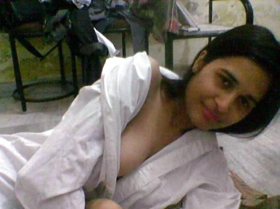 Free Indian Girl Exposing photos