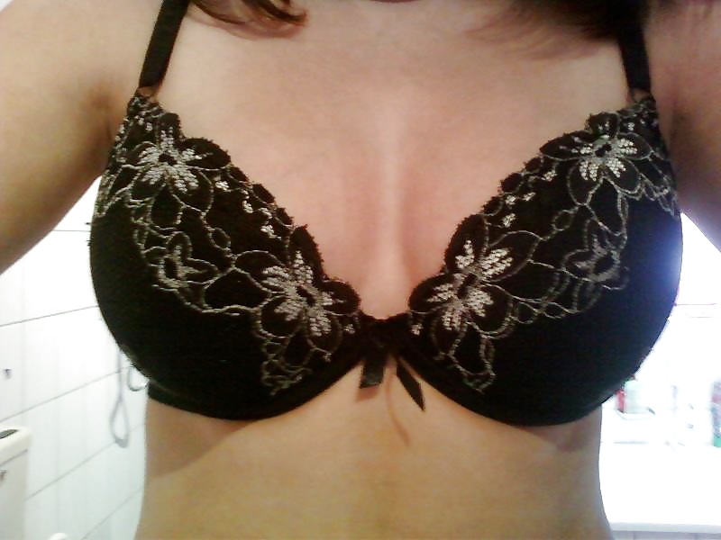 Free Cutie posing in her bathroom photos