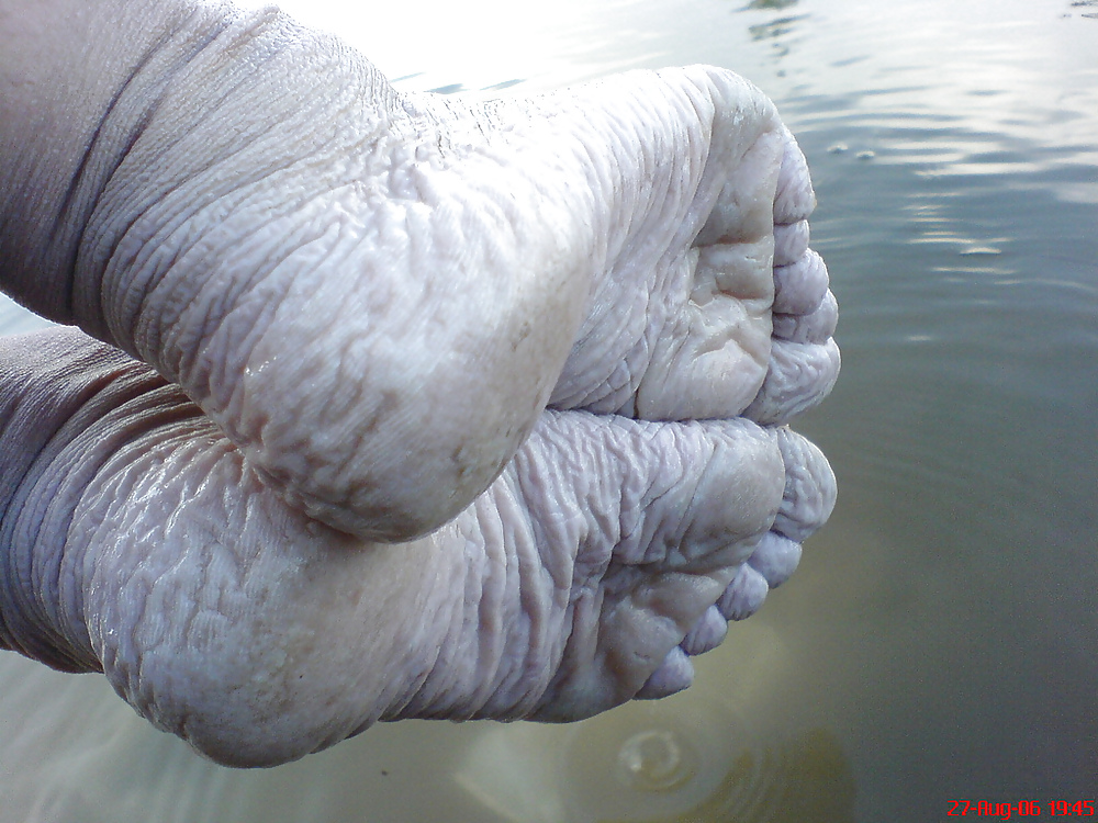 Free Bianca's wet wrinkled feet photos