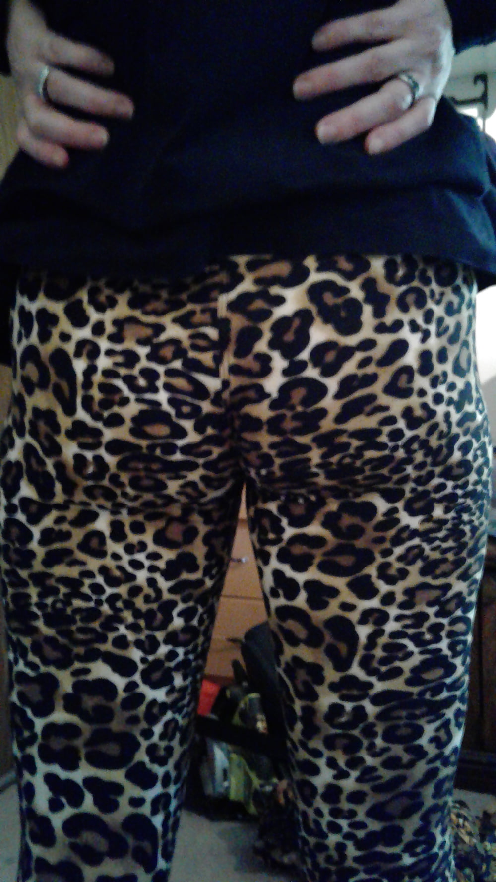 Free Wife looks hot in her new leopard print leggings photos