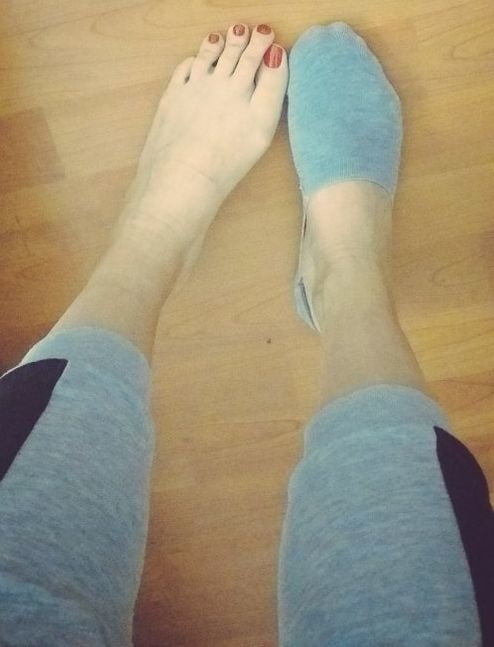 Turkish feet lady showing off - 20 Photos 