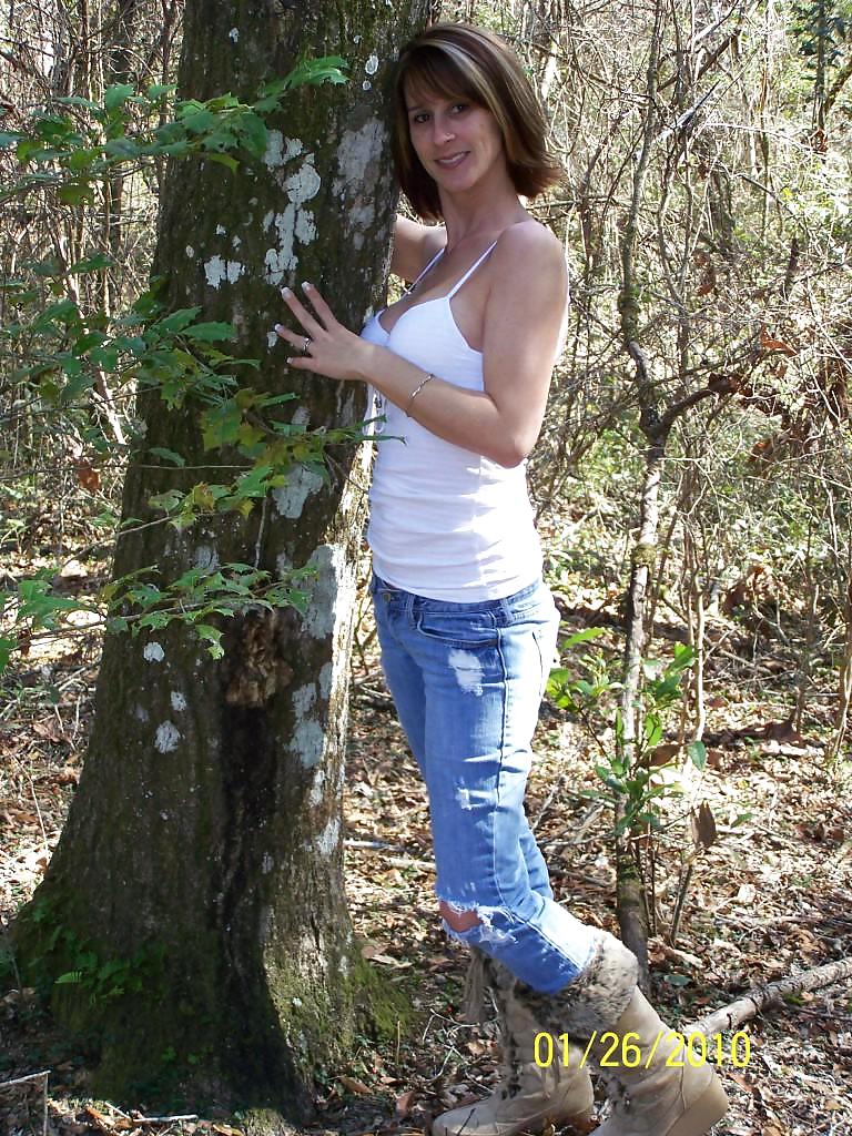 Free BEAUTIFUL MILF POSING OUTDOOR photos