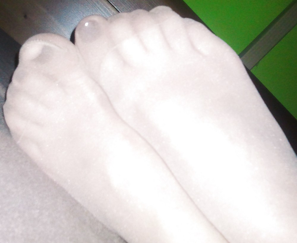 Free nail polish feet in nylon pantyhose photos