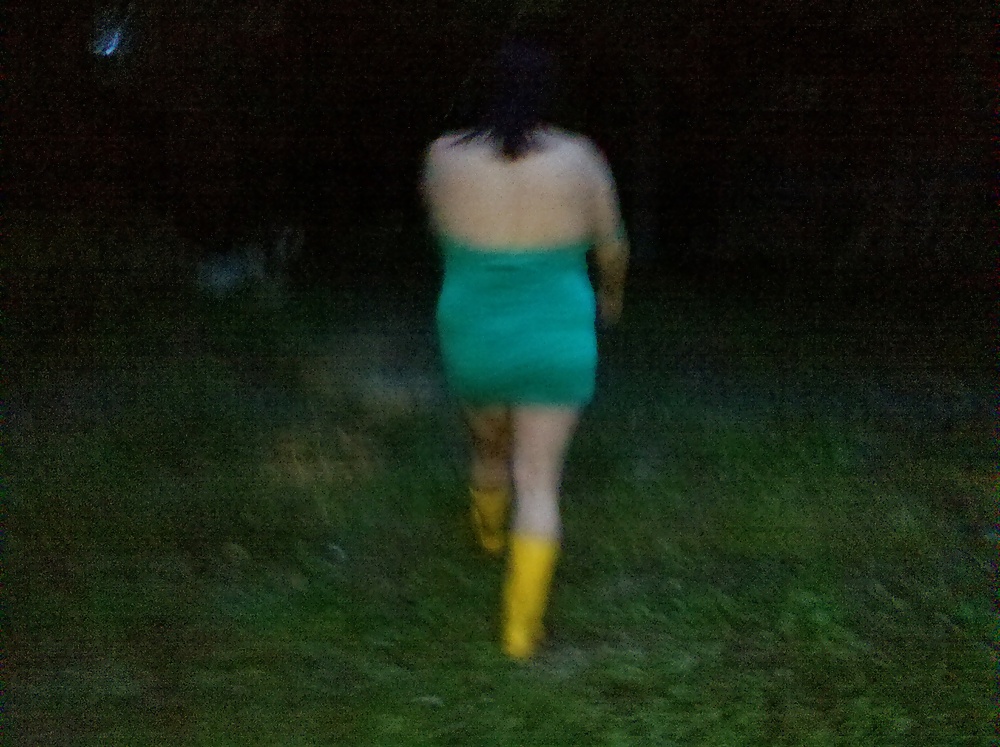 Free hot n juicy wife Lydia Deetz walkin around backyard photos