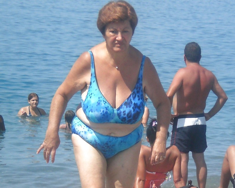 Free Grannies on beach photos