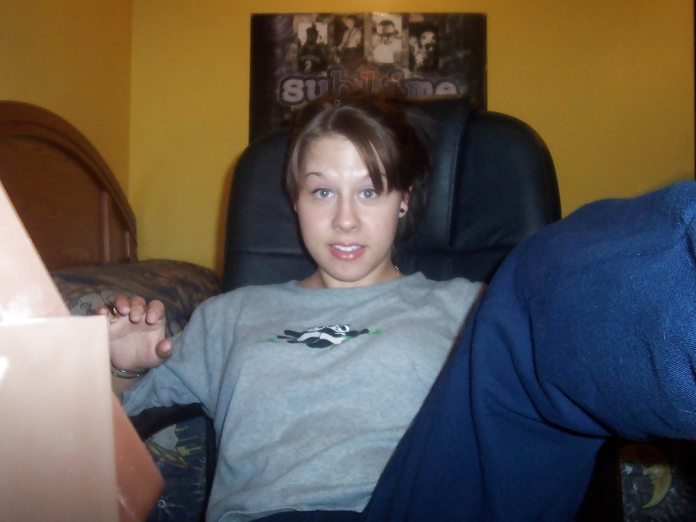 Free SingleStonerBabe From JoinUnTrue.com photos