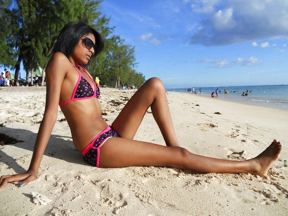 Free Girls in Bikinis 38 photos